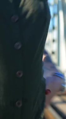 Dikey. Demiryolu köprüsünde dans eden seksi kadın. Güzel genç dansçı baştan çıkarıcı bir şekilde dans eder ve kalçasını oynatır. Dans eden kız kizomba. Güzel genç dansçı baştan çıkarıcı bir şekilde dans eder ve kalçalarını oynatır..