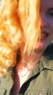 Dikey. Demiryolu köprüsünde dans eden seksi kadın. Güzel genç dansçı baştan çıkarıcı bir şekilde dans eder ve kalçasını oynatır. Dans eden kız kizomba. Güzel genç dansçı baştan çıkarıcı bir şekilde dans eder ve kalçalarını oynatır..