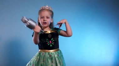 Küçük bir prenses, yükselen bir ses, büyüleyici bir performans. Kraliçe mikrofona şarkı söyleyip dans ediyor. Karaoke. Zümrüt bir elbise, parlak bir taç, küçük bir yıldız adayı sahneye çıkıyor. Elleri mikrofona yapıştırılmış, geleceğin yıldızı.. 