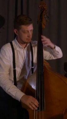 Dikey. Adam stüdyoda şarkı söylüyor ve gitar çalıyor. Müzik grubu restoranda çalar. Gece romantik bir ışıktır. Caz, Blues, Funk A vokalisti şarkı söylüyor. Retro