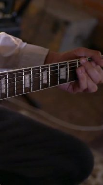 Dikey. Adam stüdyoda şarkı söylüyor ve gitar çalıyor. Müzik grubu restoranda çalar. Gece romantik bir ışıktır. Caz, Blues, Funk A vokalisti şarkı söylüyor. Retro