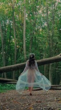 Dikey. Ormanda şeffaf beyaz elbiseli yalnız, çekici bir kadın. Çekici Dryad ya da Orman Perisi ruhani ve zarif bir şekilde ormanda geziniyor. Çıplak ayaklı orman perisi. Mavka Naiad Masalda