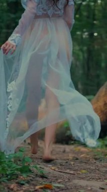 Dikey. Ormanda şeffaf beyaz elbiseli yalnız, çekici bir kadın. Çekici Dryad ya da Orman Perisi ruhani ve zarif bir şekilde ormanda geziniyor. Çıplak ayaklı orman perisi. Mavka Naiad Masalda