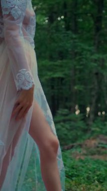 Dikey. Ormanda şeffaf beyaz elbiseli yalnız, çekici bir kadın. Çekici Dryad ya da Orman Perisi ruhani ve zarif bir şekilde ormanda geziniyor. Çıplak ayaklı orman perisi. Mavka Naiad Masalda