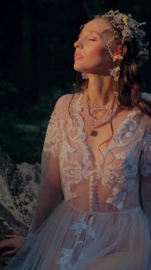 Dikey. Ormanda şeffaf beyaz elbiseli yalnız, çekici bir kadın. Çekici Dryad ya da Orman Perisi ruhani ve zarif bir şekilde ormanda geziniyor. Çıplak ayaklı orman perisi. Mavka Naiad Masalda