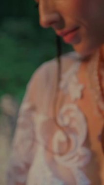 Dikey. Ormanda şeffaf beyaz elbiseli yalnız, çekici bir kadın. Çekici Dryad ya da Orman Perisi ruhani ve zarif bir şekilde ormanda geziniyor. Çıplak ayaklı orman perisi. Mavka Naiad Masalda