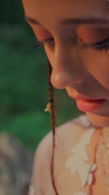 Dikey. Ormanda şeffaf beyaz elbiseli yalnız, çekici bir kadın. Çekici Dryad ya da Orman Perisi ruhani ve zarif bir şekilde ormanda geziniyor. Çıplak ayaklı orman perisi. Mavka Naiad Masalda