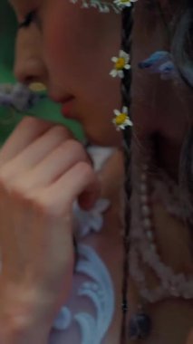 Dikey. Ormanda şeffaf beyaz elbiseli yalnız, çekici bir kadın. Çekici Dryad ya da Orman Perisi ruhani ve zarif bir şekilde ormanda geziniyor. Çıplak ayaklı orman perisi. Mavka Naiad Masalda