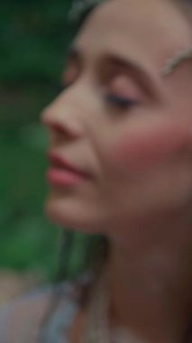 Dikey. Ormanda şeffaf beyaz elbiseli yalnız, çekici bir kadın. Çekici Dryad ya da Orman Perisi ruhani ve zarif bir şekilde ormanda geziniyor. Çıplak ayaklı orman perisi. Mavka Naiad Masalda