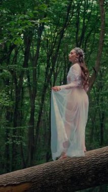 Dikey. Ormanda şeffaf beyaz elbiseli yalnız, çekici bir kadın. Çekici Dryad ya da Orman Perisi ruhani ve zarif bir şekilde ormanda geziniyor. Çıplak ayaklı orman perisi. Mavka Naiad Masalda