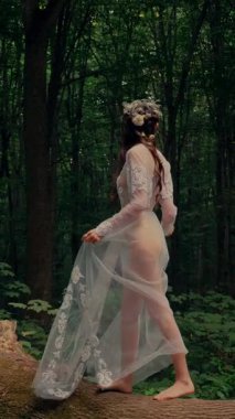 Dikey. Ormanda şeffaf beyaz elbiseli yalnız, çekici bir kadın. Çekici Dryad ya da Orman Perisi ruhani ve zarif bir şekilde ormanda geziniyor. Çıplak ayaklı orman perisi. Mavka Naiad Masalda