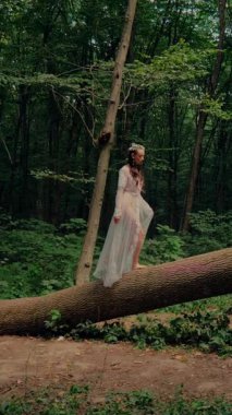 Dikey. Ormanda şeffaf beyaz elbiseli yalnız, çekici bir kadın. Çekici Dryad ya da Orman Perisi ruhani ve zarif bir şekilde ormanda geziniyor. Çıplak ayaklı orman perisi. Mavka Naiad Masalda