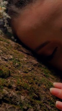 Dikey. Ormanda şeffaf beyaz elbiseli yalnız, çekici bir kadın. Çekici Dryad ya da Orman Perisi ruhani ve zarif bir şekilde ormanda geziniyor. Çıplak ayaklı orman perisi. Mavka Naiad Masalda