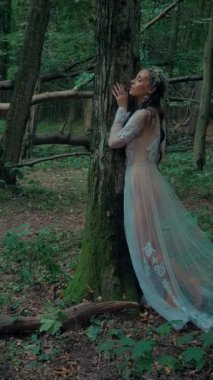 Dikey. Ormanda şeffaf beyaz elbiseli yalnız, çekici bir kadın. Çekici Dryad ya da Orman Perisi ruhani ve zarif bir şekilde ormanda geziniyor. Çıplak ayaklı orman perisi. Mavka Naiad Masalda