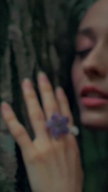 Dikey. Ormanda şeffaf beyaz elbiseli yalnız, çekici bir kadın. Çekici Dryad ya da Orman Perisi ruhani ve zarif bir şekilde ormanda geziniyor. Çıplak ayaklı orman perisi. Mavka Naiad Masalda
