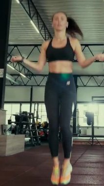 Dikey. Spor salonunda bir kadın, gücü ve hassasiyeti somutlaştırıyor. Ter parlıyor, kaslar çalışıyor. Bir bayan sporcu antrenman yapıyor, limitlerini zorluyor. Güçlü bir atletizm gösterisi. Güzel vücut şekilleri