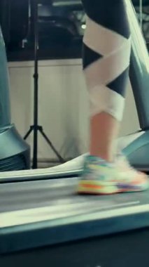 Dikey. Spor salonunda bir kadın, gücü ve hassasiyeti somutlaştırıyor. Ter parlıyor, kaslar çalışıyor. Bir bayan sporcu antrenman yapıyor, limitlerini zorluyor. Güçlü bir atletizm gösterisi. Güzel vücut şekilleri