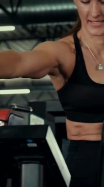 Dikey. Spor salonunda bir kadın, gücü ve hassasiyeti somutlaştırıyor. Ter parlıyor, kaslar çalışıyor. Bir bayan sporcu antrenman yapıyor, limitlerini zorluyor. Güçlü bir atletizm gösterisi. Güzel vücut şekilleri
