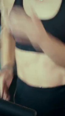 Dikey. Spor salonunda bir kadın, gücü ve hassasiyeti somutlaştırıyor. Ter parlıyor, kaslar çalışıyor. Bir bayan sporcu antrenman yapıyor, limitlerini zorluyor. Güçlü bir atletizm gösterisi. Güzel vücut şekilleri