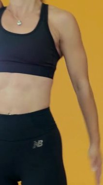 Dikey. Spor salonunda bir kadın, gücü ve hassasiyeti somutlaştırıyor. Ter parlıyor, kaslar çalışıyor. Bir bayan sporcu antrenman yapıyor, limitlerini zorluyor. Güçlü bir atletizm gösterisi. Güzel vücut şekilleri