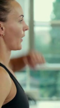 Dikey. Spor salonunda bir kadın, gücü ve hassasiyeti somutlaştırıyor. Ter parlıyor, kaslar çalışıyor. Bir bayan sporcu antrenman yapıyor, limitlerini zorluyor. Güçlü bir atletizm gösterisi. Güzel vücut şekilleri