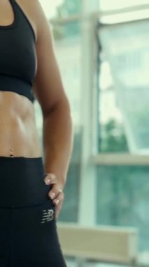 Dikey. Spor salonunda bir kadın, gücü ve hassasiyeti somutlaştırıyor. Ter parlıyor, kaslar çalışıyor. Bir bayan sporcu antrenman yapıyor, limitlerini zorluyor. Güçlü bir atletizm gösterisi. Güzel vücut şekilleri