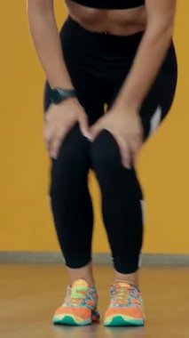 Dikey. Spor salonunda bir kadın, gücü ve hassasiyeti somutlaştırıyor. Ter parlıyor, kaslar çalışıyor. Bir bayan sporcu antrenman yapıyor, limitlerini zorluyor. Güçlü bir atletizm gösterisi. Güzel vücut şekilleri
