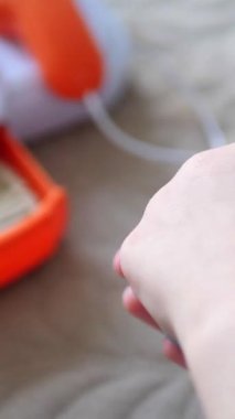 Dikey. Bir çocuğun elleri dikkatli bir şekilde oyun paralarını tutar, çıtır gagalar küçük kanatlar gibi çırpınır. Taklit para birimi, titizlikle sıralanmış, sahte bir satın alma için hazır. Nakit oyun, minyatür bir pazar.