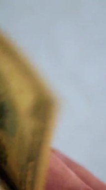 Dikey. Bir yığın gevrek, dolar banknotları, becerikli ellerde tutuluyor. Adam kağıt para sayıyor. Bir Amerikan para akışı. Bir sürü dolar. ABD banknotlarının yakın plan görüntüsü. İşadamı banknotları sayar