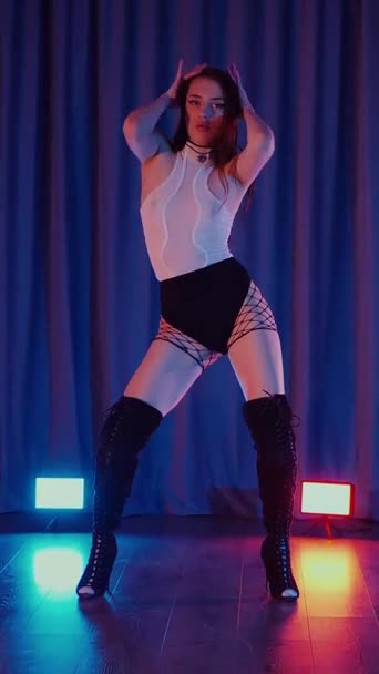 Jinsiy oyin: 900 qiz toshakda navbatma-navbat otiradi Porno yulduz qora Anjelika