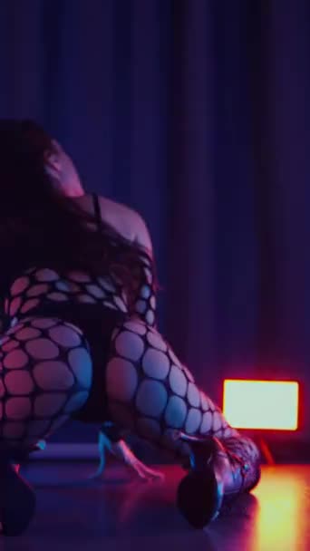 Оның есігіне қысылғаны соншалық, жылайсың