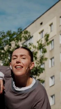 Dikey. Şehir koreografisi beton basamaklarda, zarafet ve güçle hareket eden bir kadın olarak gözler önüne seriliyor. Hip-hop hareketleri, şehir binalarına karşı bir enerji patlaması. Sokak stili dansla buluşur. Somut adımlar, hip-hop sanatının bir sahnesi., 