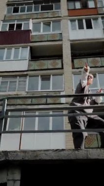 Dikey. Şehir koreografisi beton basamaklarda, zarafet ve güçle hareket eden bir kadın olarak gözler önüne seriliyor. Hip-hop hareketleri, şehir binalarına karşı bir enerji patlaması. Sokak stili dansla buluşur. Somut adımlar, hip-hop sanatının bir sahnesi., 