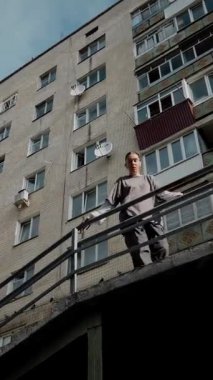 Dikey. Şehir koreografisi beton basamaklarda, zarafet ve güçle hareket eden bir kadın olarak gözler önüne seriliyor. Hip-hop hareketleri, şehir binalarına karşı bir enerji patlaması. Sokak stili dansla buluşur. Somut adımlar, hip-hop sanatının bir sahnesi., 