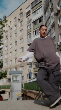 Dikey. Şehir koreografisi beton basamaklarda, zarafet ve güçle hareket eden bir kadın olarak gözler önüne seriliyor. Hip-hop hareketleri, şehir binalarına karşı bir enerji patlaması. Sokak stili dansla buluşur. Somut adımlar, hip-hop sanatının bir sahnesi., 