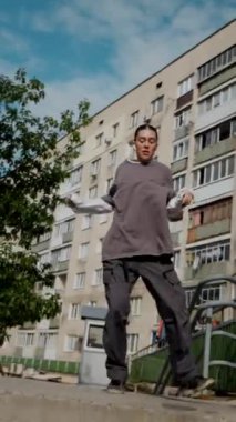 Dikey. Şehir koreografisi beton basamaklarda, zarafet ve güçle hareket eden bir kadın olarak gözler önüne seriliyor. Hip-hop hareketleri, şehir binalarına karşı bir enerji patlaması. Sokak stili dansla buluşur. Somut adımlar, hip-hop sanatının bir sahnesi., 