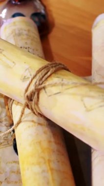 Dikey. Eski parşömen, zamana bağlı. Yıllanmış parşömenler ve mumlar. El yazmaları, antik belgeler, belgeler. Tarihi bir buluş, bir hazine. Kalem, çağların sırrı. Parşömenler, bir mum