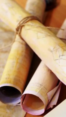 Dikey. Eski parşömen, zamana bağlı. Yıllanmış parşömenler ve mumlar. El yazmaları, antik belgeler, belgeler. Tarihi bir buluş, bir hazine. Kalem, çağların sırrı. Parşömenler, bir mum