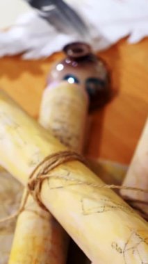 Dikey. Eski parşömen, zamana bağlı. Yıllanmış parşömenler ve mumlar. El yazmaları, antik belgeler, belgeler. Tarihi bir buluş, bir hazine. Kalem, çağların sırrı. Parşömenler, bir mum