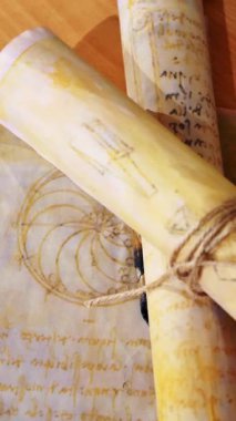 Dikey. Eski parşömen, zamana bağlı. Yıllanmış parşömenler ve mumlar. El yazmaları, antik belgeler, belgeler. Tarihi bir buluş, bir hazine. Kalem, çağların sırrı. Parşömenler, bir mum