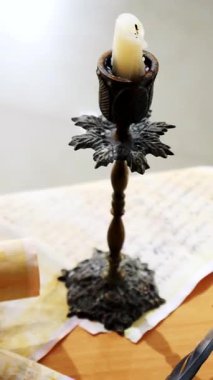 Dikey. Eski parşömen, zamana bağlı. Yıllanmış parşömenler ve mumlar. El yazmaları, antik belgeler, belgeler. Tarihi bir buluş, bir hazine. Kalem, çağların sırrı. Parşömenler, bir mum