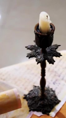 Dikey. Eski parşömen, zamana bağlı. Yıllanmış parşömenler ve mumlar. El yazmaları, antik belgeler, belgeler. Tarihi bir buluş, bir hazine. Kalem, çağların sırrı. Parşömenler, bir mum