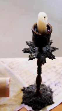 Dikey. Eski parşömen, zamana bağlı. Yıllanmış parşömenler ve mumlar. El yazmaları, antik belgeler, belgeler. Tarihi bir buluş, bir hazine. Kalem, çağların sırrı. Parşömenler, bir mum