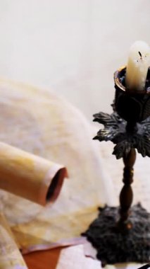 Dikey. Eski parşömen, zamana bağlı. Yıllanmış parşömenler ve mumlar. El yazmaları, antik belgeler, belgeler. Tarihi bir buluş, bir hazine. Kalem, çağların sırrı. Parşömenler, bir mum