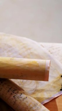 Dikey. Eski parşömen, zamana bağlı. Yıllanmış parşömenler ve mumlar. El yazmaları, antik belgeler, belgeler. Tarihi bir buluş, bir hazine. Kalem, çağların sırrı. Parşömenler, bir mum