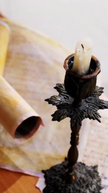Dikey. Eski parşömen, zamana bağlı. Yıllanmış parşömenler ve mumlar. El yazmaları, antik belgeler, belgeler. Tarihi bir buluş, bir hazine. Kalem, çağların sırrı. Parşömenler, bir mum