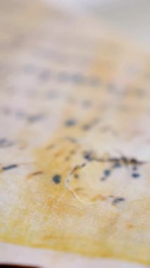 Dikey. Eski parşömen, zamana bağlı. Yıllanmış parşömenler ve mumlar. El yazmaları, antik belgeler, belgeler. Tarihi bir buluş, bir hazine. Kalem, çağların sırrı. Parşömenler, bir mum