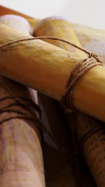 Dikey. Eski parşömen, zamana bağlı. Yıllanmış parşömenler ve mumlar. El yazmaları, antik belgeler, belgeler. Tarihi bir buluş, bir hazine. Kalem, çağların sırrı. Parşömenler, bir mum