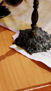 Dikey. Eski parşömen, zamana bağlı. Yıllanmış parşömenler ve mumlar. El yazmaları, antik belgeler, belgeler. Tarihi bir buluş, bir hazine. Kalem, çağların sırrı. Parşömenler, bir mum