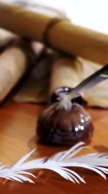 Dikey. Eski parşömen, zamana bağlı. Yıllanmış parşömenler ve mumlar. El yazmaları, antik belgeler, belgeler. Tarihi bir buluş, bir hazine. Kalem, çağların sırrı. Parşömenler, bir mum